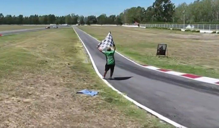El banderillero antes del despiste. Al ver que el auto se le acercaba, salió corriendo.