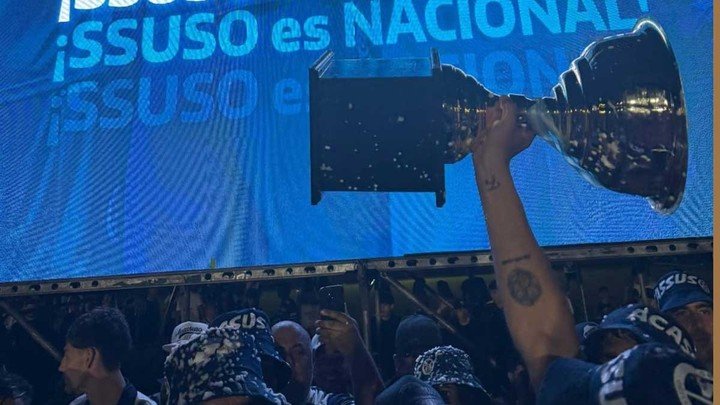 Los festejos de Acassuso por su regreso al Nacional.