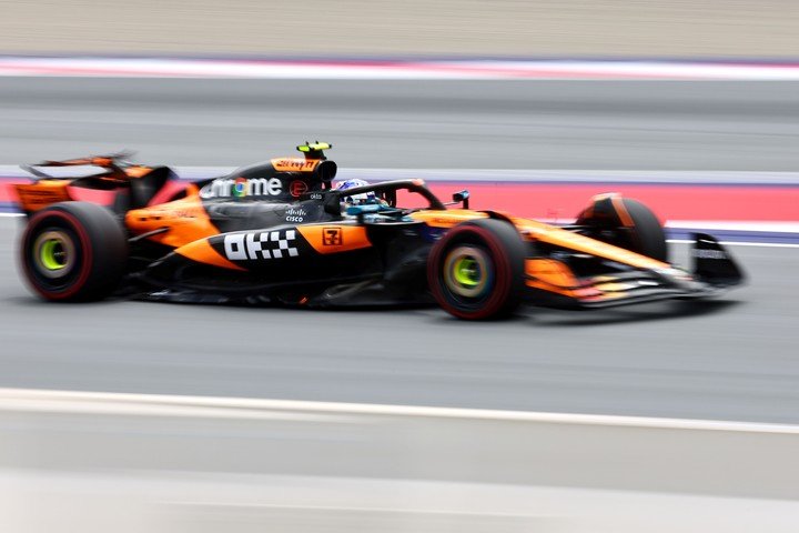 Alex Dunne cuando probó el McLaren de Fórmula 1 en la primera práctica del GP de Austria 2025.
(EFE)