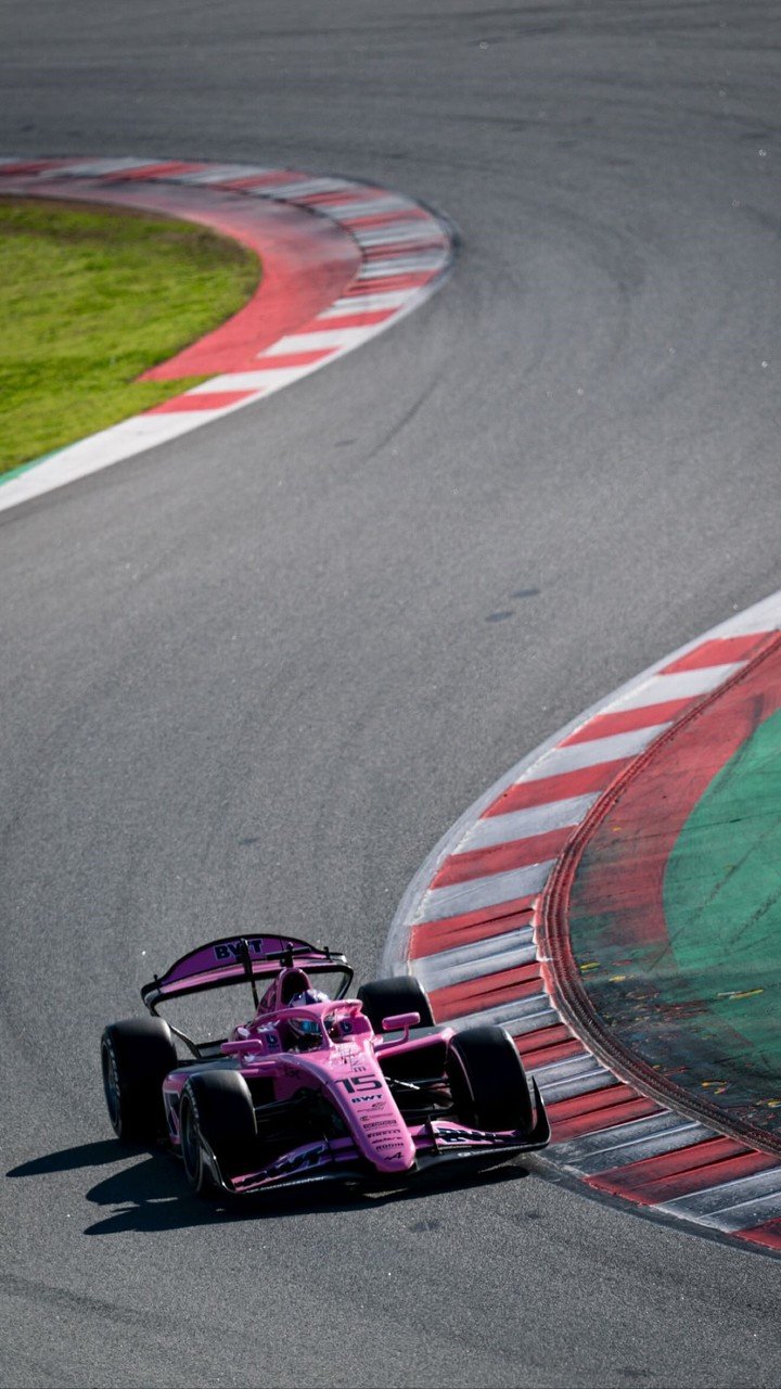 Alex Dunne en plena acción con el Rodin Motorsport, luciendo los colores rosas de Alpine. (@alexdunneracing en IG).