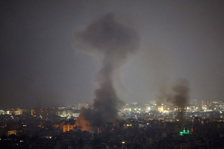 Una cortina de humo se levanta sobre los suburbios de Beirut, capital del Líbano, tras un ataque israelí. (REUTERS/Amr Abdallah Dalsh)