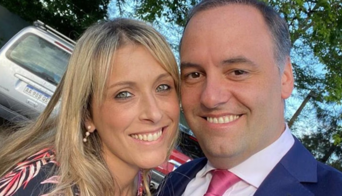 Caso Adorni: se confirmó que viajó a Aruba en primera clase junto a su esposa e hijos