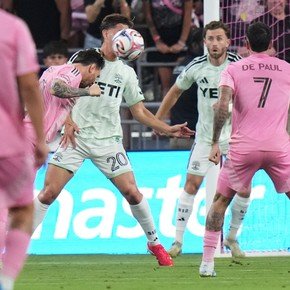 Todos los goles de cabeza de Messi