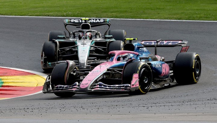 Alpine ahora lleva el impulsor Mercedes, un cambio para mejor.