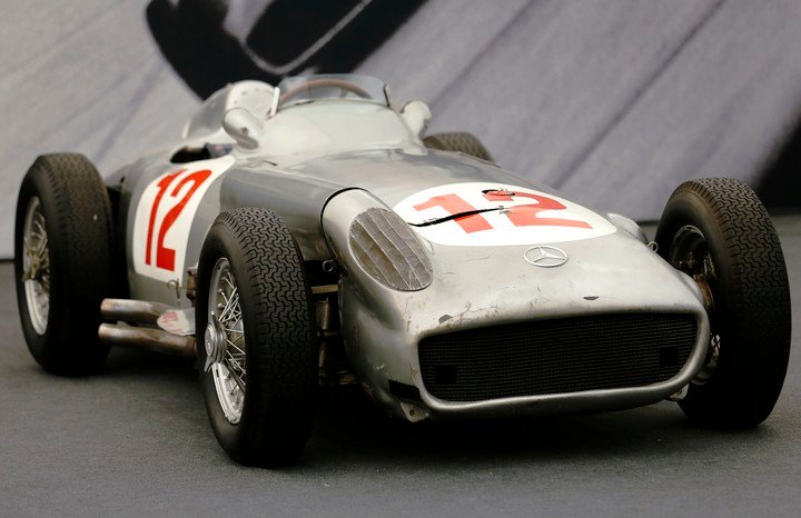 Franco también manejará una rélica de la Flecha de Plata de Fangio.