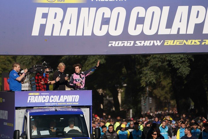 Colapinto saludando a la hinchada. (Juano Tesone)