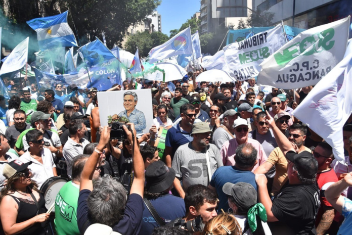 Masiva protesta social en el centro de Córdoba por la continuidad de programas laborales
