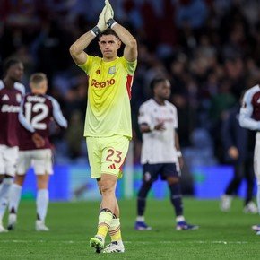 Dibu puso el candado y Aston Villa se metió en semifinales de la Europa League con una goleada histórica 