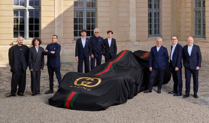 Pierre Gasly, Flavio Briatore y Franco Colapinto en el anuncio de Gucci como nuevo sponsor principal de Alpine para 2027. (Foto: Prensa Alpine / Gucci)