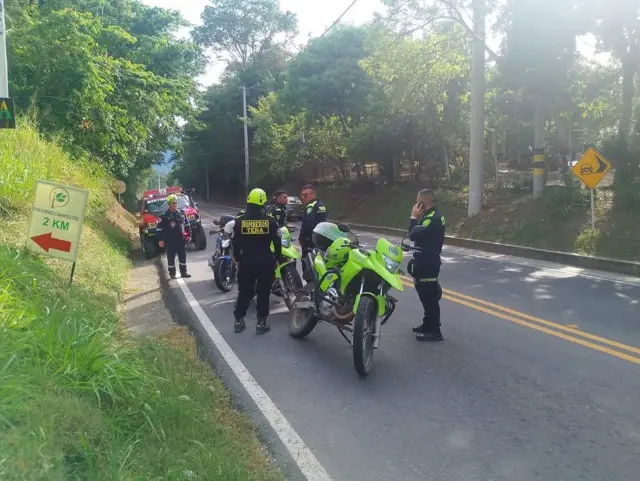 Miembros del cuerpo de bomberos y la policía en el sitio donde encontraron el cuerpo de Yulixa.