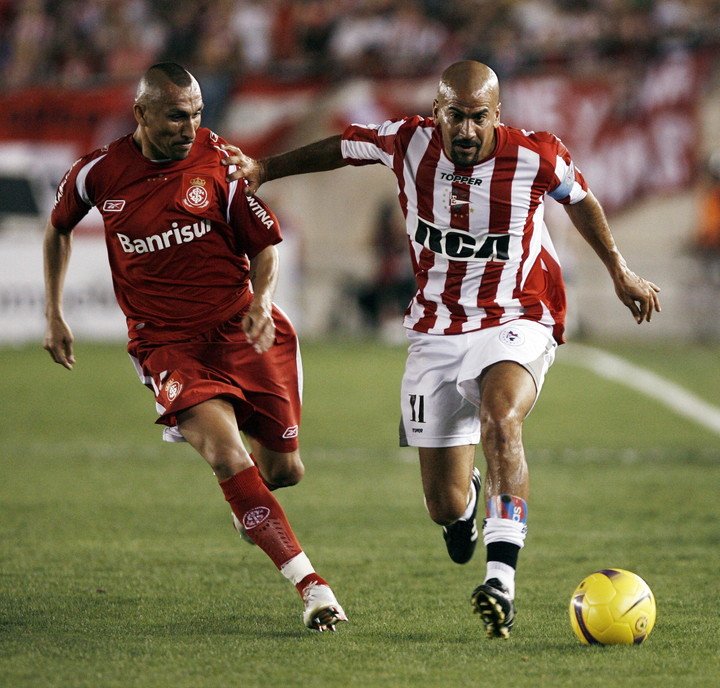 Pablo Guiñazú, en su paso por Internacional de Porto Alegre de Brasil, durante el partido de ida por la final de la Copa Sudamericana que se lleva a cabo en 2008. 