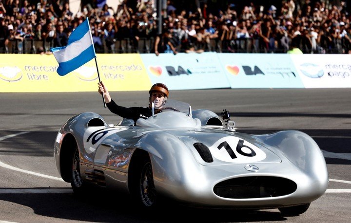 Colapinto, arriba del Mercedes en Buenos Aires.