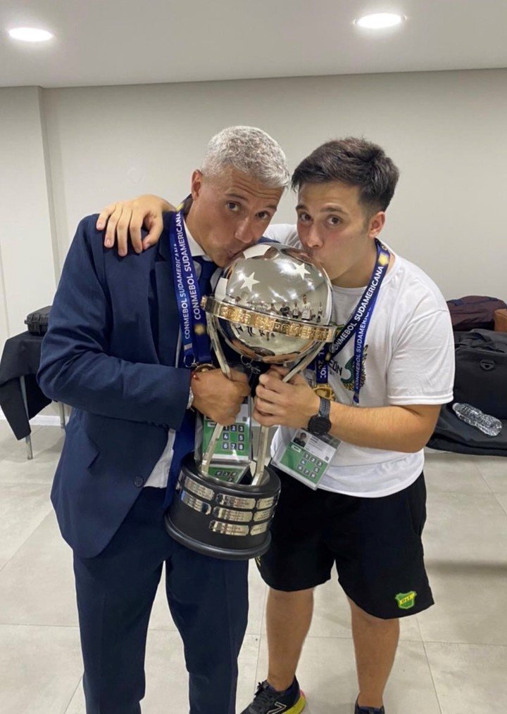 Tobías Kohan junto a Hernán Crespo 