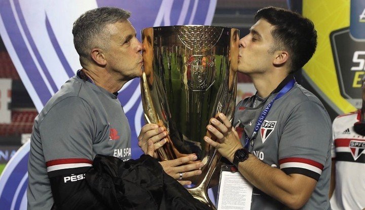 Tobías junto a su padre Alejandro Kohan. 