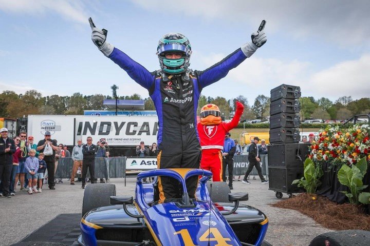 Alessandro De Tullio festejó así tras ganar la carrera en Barber.