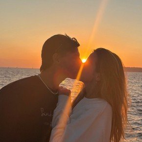 Las románticas vacaciones con entrenamiento de un jugador de Boca en playas europeas