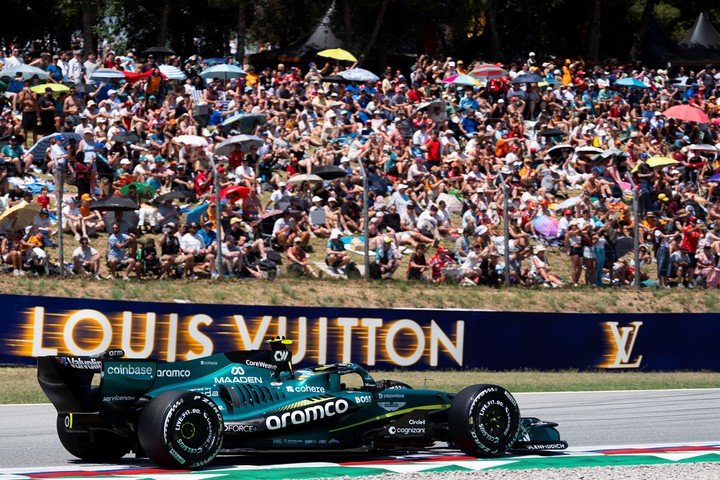 Lo mejor del fin de semana de Alonso fue el apoyo de su hinchada. (EFE/ Siu Wu)