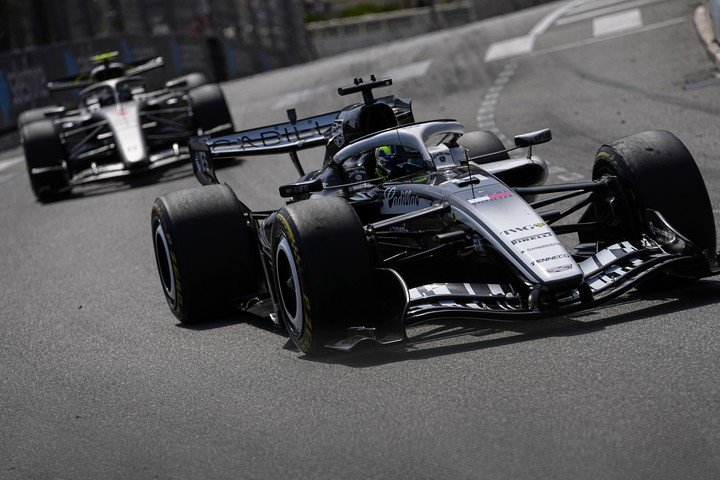 Checo Pérez estuvo cerca de festejar un 10° puesto. (AP Photo/Fatima Shbair)