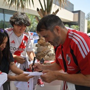 El plantel de River ya está en Alicante y fue recibido por un importante grupo de hinchas