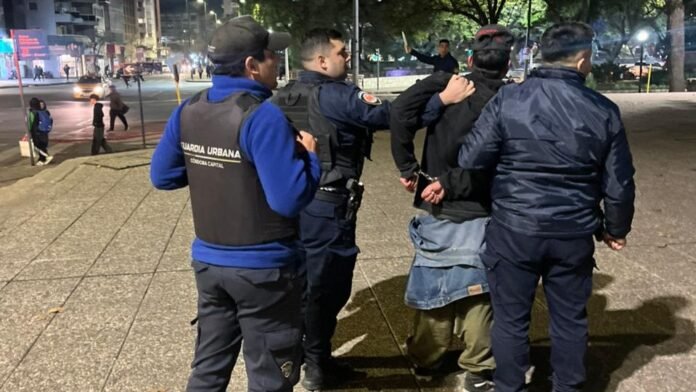 La Guardia Urbana junto a la Policía redujeron a un hombre armado con un cuchillo en el Paseo Sobremonte