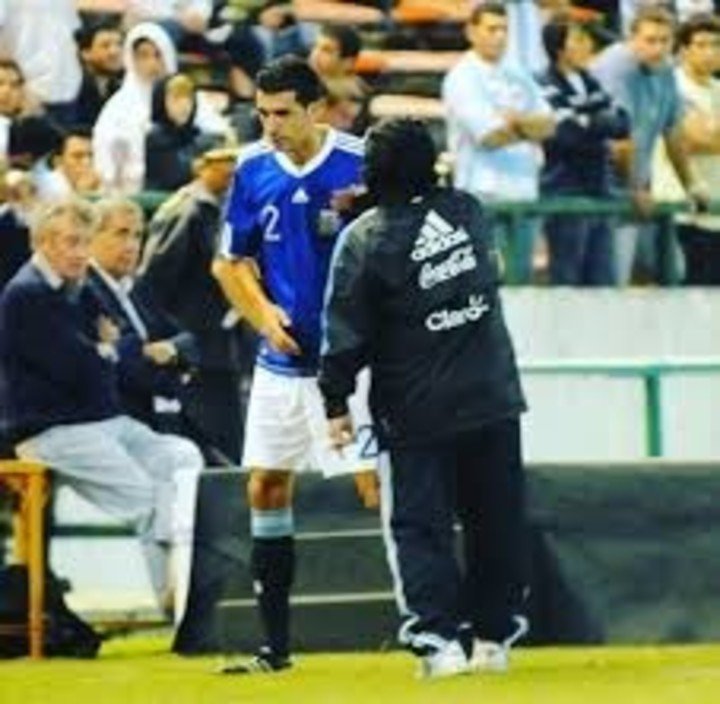 Echeverría recibe indicaciones de Diego.