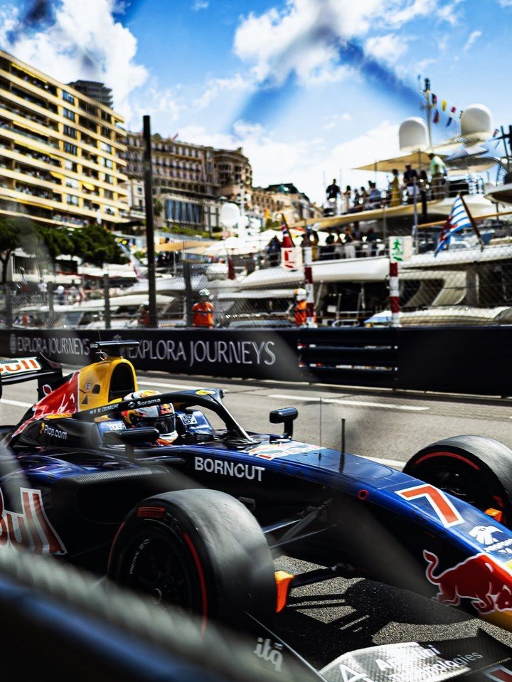 Mattia Colnaghi, con los colores de la academia de jóvenes pilotos de Red Bull, durante la carrera de Fórmula 3 en las calles de Mónaco.
(@matticolnaghii en IG).