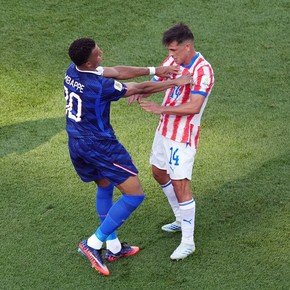 Mbappé: calentura con Andrés Cubas, insulto argentino a Junior Alonso y tangana en el cooling break