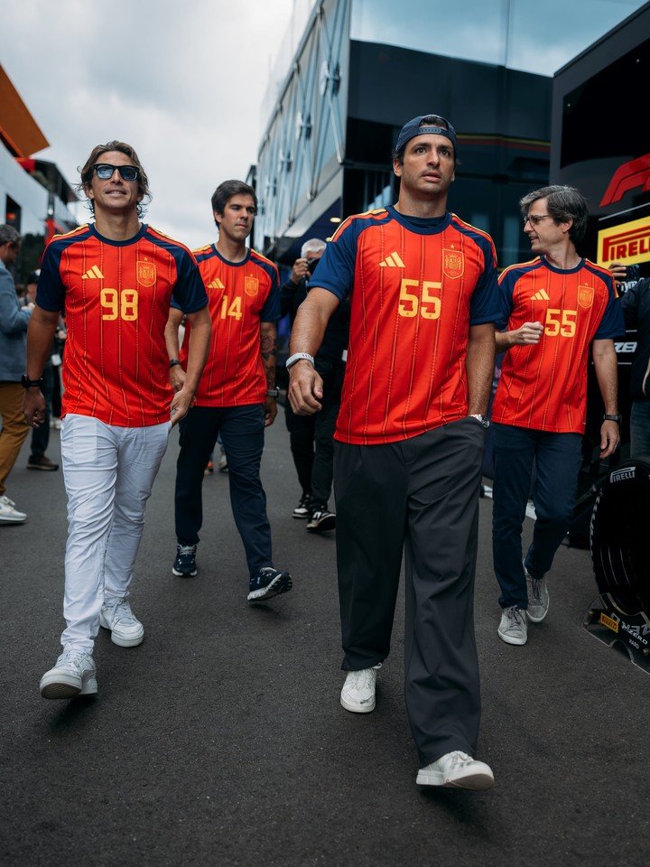Carlos Sainz, con la camiseta de España en el GP de Bélgica.