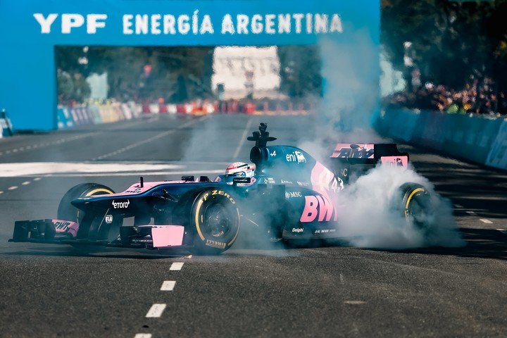 Franco Colapinto volverá a manejar el Lotus E20, el mismo con el que giró en abril por las calles de Palermo.
(EFE).