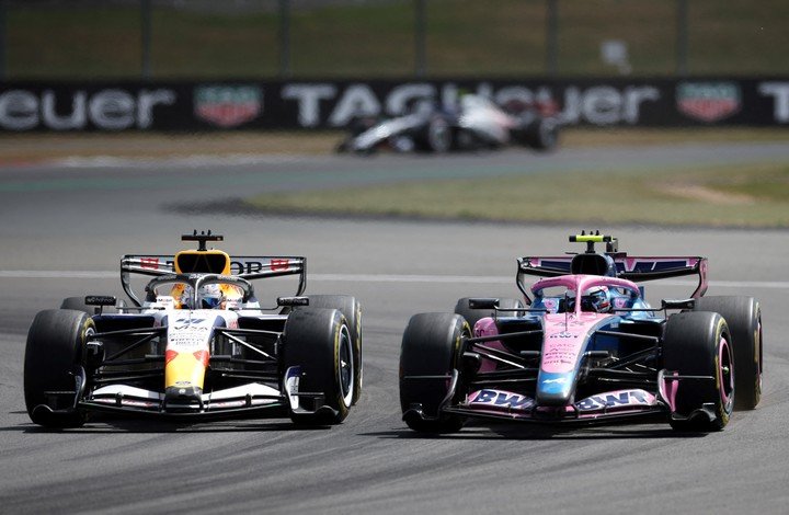 Colapinto luchando con Lindblad en la Sprint. (REUTERS/Andrew Boyers)