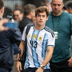 Colapinto, antes de correr, juega la semifinal: "¡Gran partido contra Inglaterra! Veremos quién está más feliz el jueves"