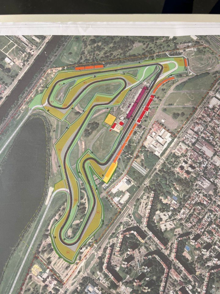 El circuito con las especificaciones de la FIA, en negro. En blanco, el dibujo para la FIM.