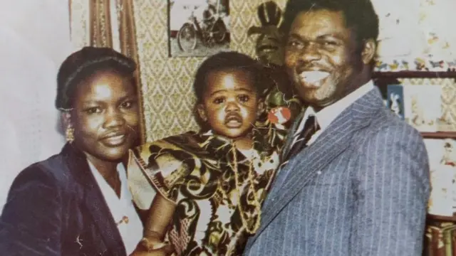 Peter Komolafe y sus padres.
