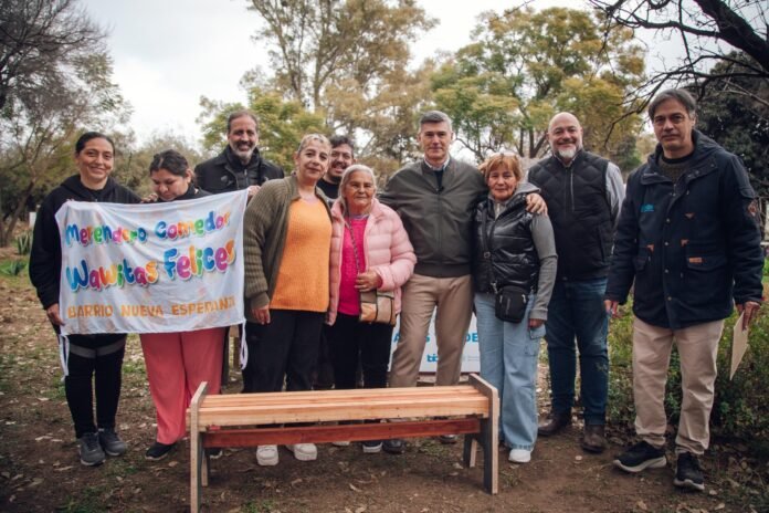 Passerini entregó mobiliario a comedores y merenderos comunitarios fabricado con scrap de industrias cordobesas