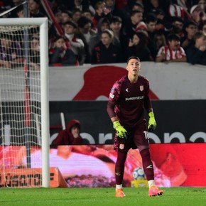 El primer partido de Muslera post Mundial: error en un gol, la ovación de la gente de Estudiantes y sus palabras sobre Uruguay