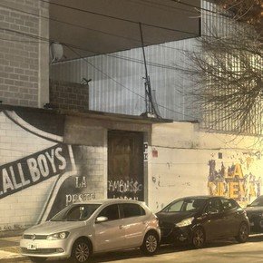 Las pintadas amenazantes en las inmediaciones de la cancha de All Boys