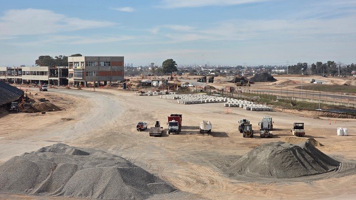 Así se ven las obras del Autódromo Oscar y Juan Gálvez desde la tribuna 1, que será demolida para que el circuito se extienda por el kartódromo y alcance la extensión requerida por la Fórmula 1.