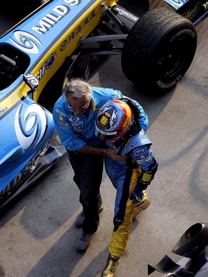 Flavio Briatore se abraza con Fernando Alonso durante su etapa con Renault, entre 2005 y 2006.
(@briatoreflavio en IG).