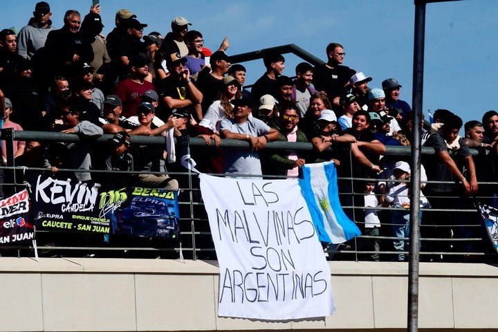 La bandera de Islas Malvinas también flameó en las tribunas sanjuaninas. (Prensa ACTC)