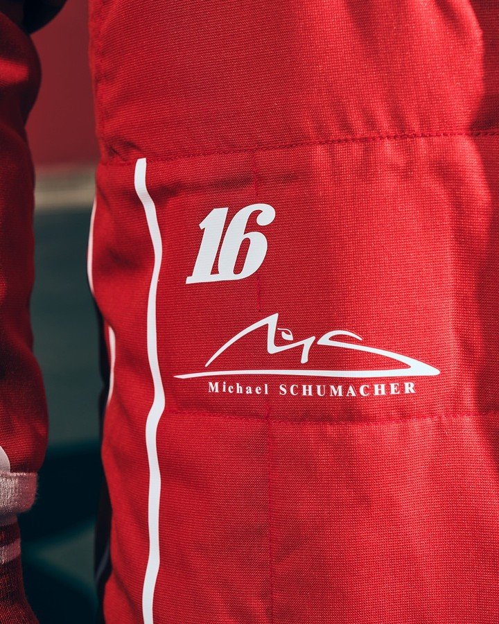 El logo de Michael Schumacher, a la altura de la cadera del antiflama.
(@scuderiaferrari en IG).