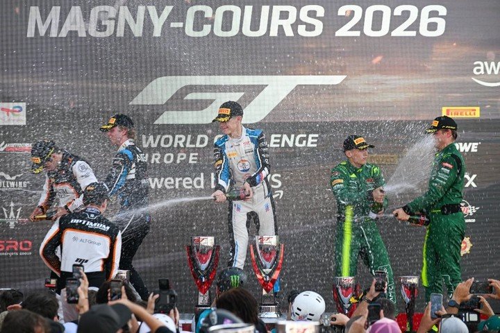 Nacho en el podio de la última fecha. (Prensa GT World Challenge Europe)