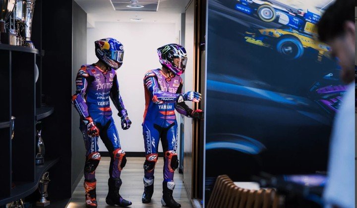 Los pilotos dentro de Enstone.