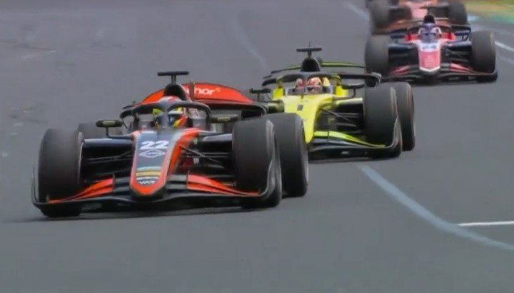 Nicolás Varrone en la carrera principal de la Fórmula 2 en Australia.
