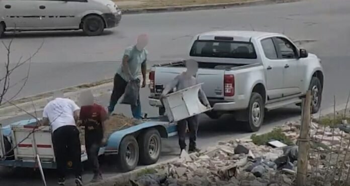 Arrojo ilegal de residuos en la vía pública: tres personas aprehendidas, multa de $4 millones y una camioneta secuestrada