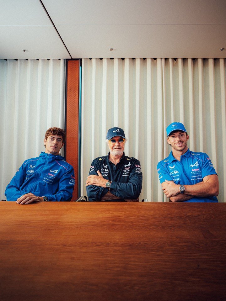 Franco Colapinto, Flavio Briatore y Pierre Gasly. (Foto: Alpine)