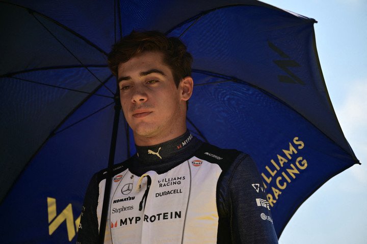 Franco Colapinto con la ropa de Williams antes de debutar en la F1 en el 2024 en Monza.