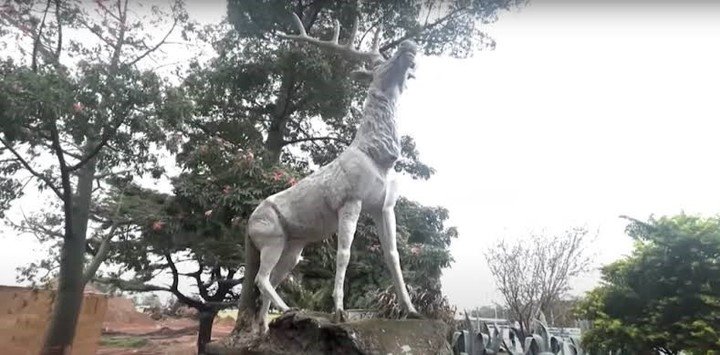 Escultura del ciervo en el autódromo. @Carburando