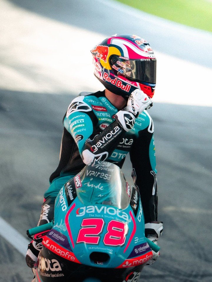El festejo con el puño apretado de Máximo Quiles, que ganó el GP de Austria y es más líder que nunca del Mundial de Moto3.
(@maximoquiles28 en IG).