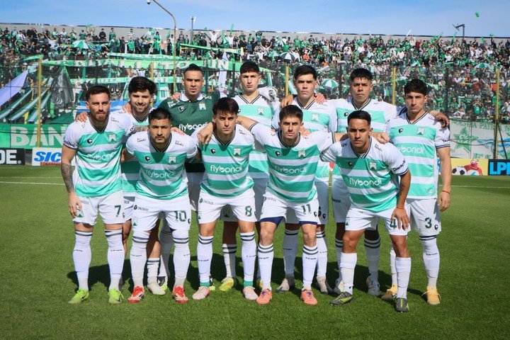 El equipo de Ferro que enfrentó a Almirante Brown.