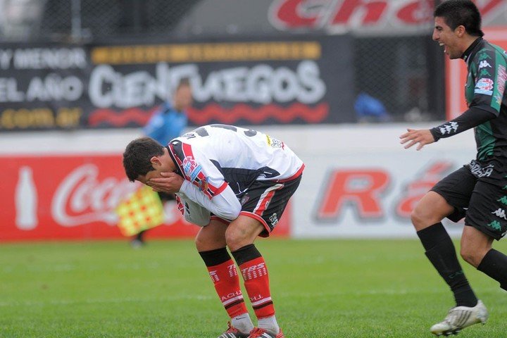Toledo quedó desconsolado luego de haber errado uno de los penales más importantes de su carrera.
